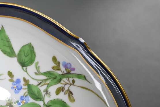 82 Teile Meissen Speise- und Kaffeeservice "Deutsche Blume" mit kobaltblauem und goldenem Rand, bestehend aus: 12 Suppentassen/UT (H. 5,7cm, 1x OT best.), 12 Speisetellern (Ø 25,5cm, 1x Haarriss am Boden), 18 V… - photo 9