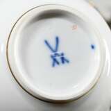82 Teile Meissen Speise- und Kaffeeservice "Deutsche Blume" mit kobaltblauem und goldenem Rand, bestehend aus: 12 Suppentassen/UT (H. 5,7cm, 1x OT best.), 12 Speisetellern (Ø 25,5cm, 1x Haarriss am Boden), 18 V… - photo 10