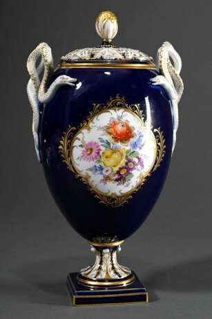 Meissen Potpourri Deckelvase mit Schlangenhenkeln und polychromer Blumenmalerei in goldstaffierter Reserve auf kobaltblauem Fond, um 1870/1880, H. 29cm - photo 1