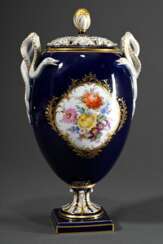 Meissen Potpourri Deckelvase mit Schlangenhenkeln und polychromer Blumenmalerei in goldstaffierter Reserve auf kobaltblauem Fond, um 1870/1880, H. 29cm