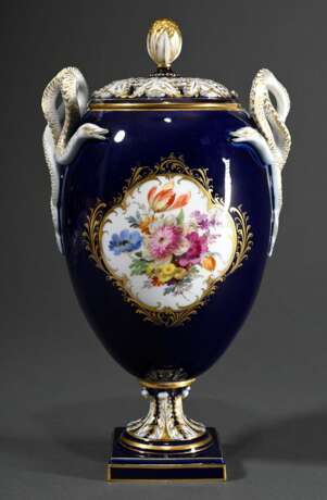 Meissen Potpourri Deckelvase mit Schlangenhenkeln und polychromer Blumenmalerei in goldstaffierter Reserve auf kobaltblauem Fond, um 1870/1880, H. 29cm - photo 2