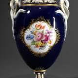 Meissen Potpourri Deckelvase mit Schlangenhenkeln und polychromer Blumenmalerei in goldstaffierter Reserve auf kobaltblauem Fond, um 1870/1880, H. 29cm - photo 2