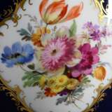 Meissen Potpourri Deckelvase mit Schlangenhenkeln und polychromer Blumenmalerei in goldstaffierter Reserve auf kobaltblauem Fond, um 1870/1880, H. 29cm - photo 3