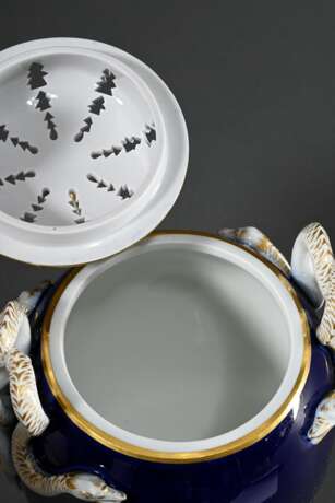 Meissen Potpourri Deckelvase mit Schlangenhenkeln und polychromer Blumenmalerei in goldstaffierter Reserve auf kobaltblauem Fond, um 1870/1880, H. 29cm - photo 5