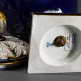 Meissen Potpourri Deckelvase mit Schlangenhenkeln und polychromer Blumenmalerei in goldstaffierter Reserve auf kobaltblauem Fond, um 1870/1880, H. 29cm - photo 6