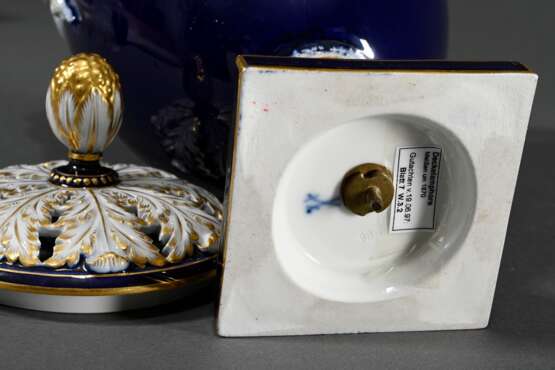 Meissen Potpourri Deckelvase mit Schlangenhenkeln und polychromer Blumenmalerei in goldstaffierter Reserve auf kobaltblauem Fond, um 1870/1880, H. 29cm - photo 6