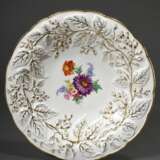 Meissen Prunkteller mit vergoldetem Blattrelief und polychromer "Bouquetmalerei", blaue Schwerter Marke um 1900, PN 137A, Ø 30,5cm - photo 1