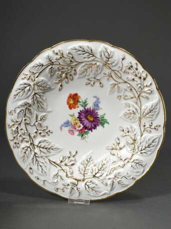 Meissen Prunkteller mit vergoldetem Blattrelief und polychromer "Bouquetmalerei", blaue Schwerter Marke um 1900, PN 137A, Ø 30,5cm - photo 1