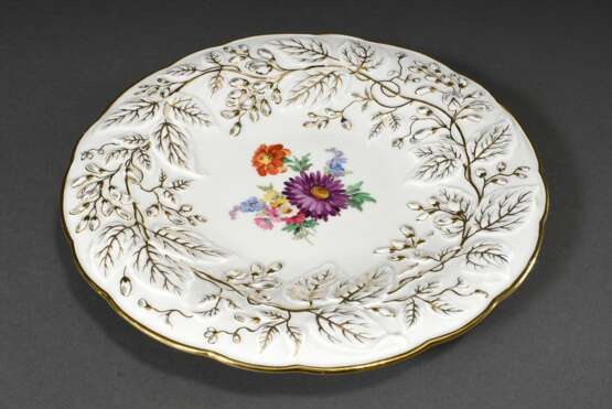 Meissen Prunkteller mit vergoldetem Blattrelief und polychromer "Bouquetmalerei", blaue Schwerter Marke um 1900, PN 137A, Ø 30,5cm - photo 2