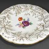 Meissen Prunkteller mit vergoldetem Blattrelief und polychromer "Bouquetmalerei", blaue Schwerter Marke um 1900, PN 137A, Ø 30,5cm - photo 2
