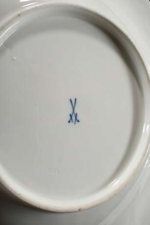 Meissen Prunkteller mit vergoldetem Blattrelief und polychromer "Bouquetmalerei", blaue Schwerter Marke um 1900, PN 137A, Ø 30,5cm - photo 4