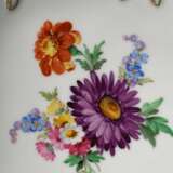 Meissen Prunkteller mit vergoldetem Blattrelief und polychromer "Bouquetmalerei", blaue Schwerter Marke um 1900, PN 137A, Ø 30,5cm - photo 5