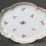 Ovales Meissen Tablett "Streublümchen" mit Schleifengriffen und Goldrand, 28,4x40cm, min. best. - photo 1