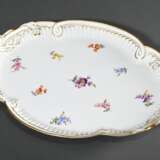 Ovales Meissen Tablett "Streublümchen" mit Schleifengriffen und Goldrand, 28,4x40cm, min. best. - photo 2