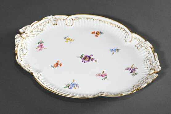 Ovales Meissen Tablett "Streublümchen" mit Schleifengriffen und Goldrand, 28,4x40cm, min. best. - photo 2