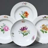4 Diverse Teile Meissen mit polychromer Blumenmalerei und glattem Rand, Mitte 19.Jh.: 3 tiefe Teller (Ø 22,6cm) und Schale (Ø 20,5cm) - photo 1