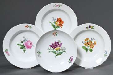 4 Diverse Teile Meissen mit polychromer Blumenmalerei und glattem Rand, Mitte 19.Jh.: 3 tiefe Teller (Ø 22,6cm) und Schale (Ø 20,5cm)