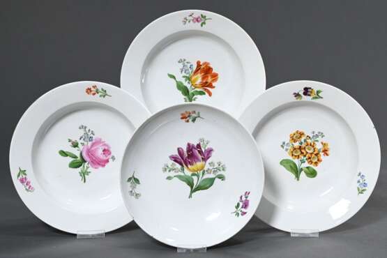 4 Diverse Teile Meissen mit polychromer Blumenmalerei und glattem Rand, Mitte 19.Jh.: 3 tiefe Teller (Ø 22,6cm) und Schale (Ø 20,5cm) - photo 1