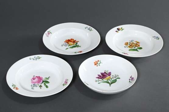 4 Diverse Teile Meissen mit polychromer Blumenmalerei und glattem Rand, Mitte 19.Jh.: 3 tiefe Teller (Ø 22,6cm) und Schale (Ø 20,5cm) - photo 2