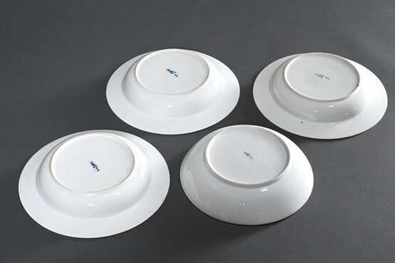 4 Diverse Teile Meissen mit polychromer Blumenmalerei und glattem Rand, Mitte 19.Jh.: 3 tiefe Teller (Ø 22,6cm) und Schale (Ø 20,5cm) - photo 3