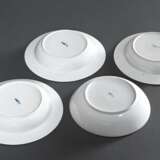 4 Diverse Teile Meissen mit polychromer Blumenmalerei und glattem Rand, Mitte 19.Jh.: 3 tiefe Teller (Ø 22,6cm) und Schale (Ø 20,5cm) - photo 3