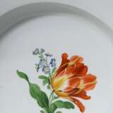 4 Diverse Teile Meissen mit polychromer Blumenmalerei und glattem Rand, Mitte 19.Jh.: 3 tiefe Teller (Ø 22,6cm) und Schale (Ø 20,5cm) - photo 5