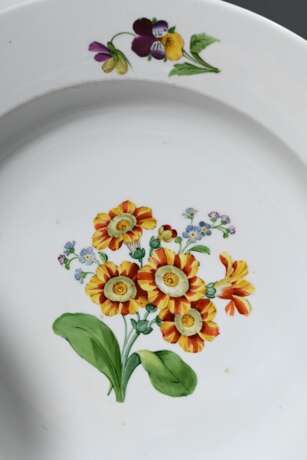 4 Diverse Teile Meissen mit polychromer Blumenmalerei und glattem Rand, Mitte 19.Jh.: 3 tiefe Teller (Ø 22,6cm) und Schale (Ø 20,5cm) - photo 6