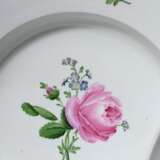 4 Diverse Teile Meissen mit polychromer Blumenmalerei und glattem Rand, Mitte 19.Jh.: 3 tiefe Teller (Ø 22,6cm) und Schale (Ø 20,5cm) - photo 7