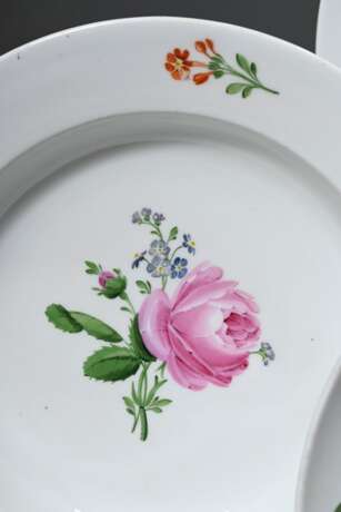 4 Diverse Teile Meissen mit polychromer Blumenmalerei und glattem Rand, Mitte 19.Jh.: 3 tiefe Teller (Ø 22,6cm) und Schale (Ø 20,5cm) - photo 7