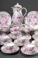 34 Teile Meissen Kaffeeservice &quot;Indisch Purpur&quot; mit reicher Malerei, goldstaffiert, bestehend aus: Kaffeekanne (H. 24cm), 13 Teller (Ø 20,5cm), 13 Tassen/15 UT (H. 6,7cm, 3x Pfeifferzeit), 2 Teile Zucker und Ra…