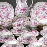 34 Teile Meissen Kaffeeservice "Indisch Purpur" mit reicher Malerei, goldstaffiert, bestehend aus: Kaffeekanne (H. 24cm), 13 Teller (Ø 20,5cm), 13 Tassen/15 UT (H. 6,7cm, 3x Pfeifferzeit), 2 Teile Zucker und Ra… - Foto 1