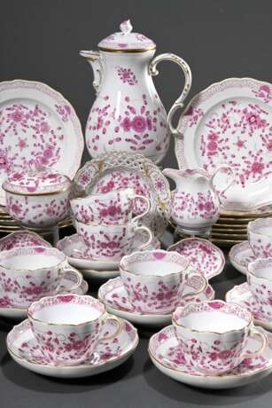 34 Teile Meissen Kaffeeservice "Indisch Purpur" mit reicher Malerei, goldstaffiert, bestehend aus: Kaffeekanne (H. 24cm), 13 Teller (Ø 20,5cm), 13 Tassen/15 UT (H. 6,7cm, 3x Pfeifferzeit), 2 Teile Zucker und Ra… - Foto 1