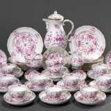34 Teile Meissen Kaffeeservice "Indisch Purpur" mit reicher Malerei, goldstaffiert, bestehend aus: Kaffeekanne (H. 24cm), 13 Teller (Ø 20,5cm), 13 Tassen/15 UT (H. 6,7cm, 3x Pfeifferzeit), 2 Teile Zucker und Ra… - Foto 2