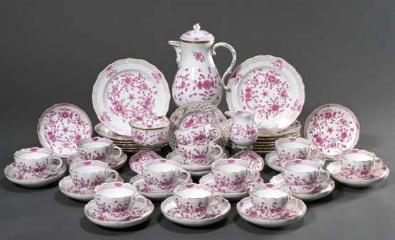 34 Teile Meissen Kaffeeservice "Indisch Purpur" mit reicher Malerei, goldstaffiert, bestehend aus: Kaffeekanne (H. 24cm), 13 Teller (Ø 20,5cm), 13 Tassen/15 UT (H. 6,7cm, 3x Pfeifferzeit), 2 Teile Zucker und Ra… - Foto 2