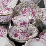 34 Teile Meissen Kaffeeservice "Indisch Purpur" mit reicher Malerei, goldstaffiert, bestehend aus: Kaffeekanne (H. 24cm), 13 Teller (Ø 20,5cm), 13 Tassen/15 UT (H. 6,7cm, 3x Pfeifferzeit), 2 Teile Zucker und Ra… - Foto 3