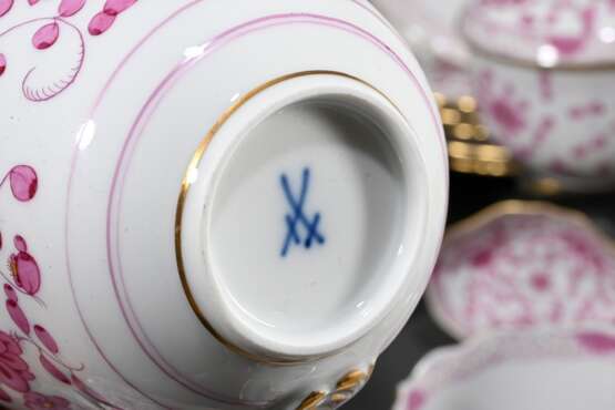 34 Teile Meissen Kaffeeservice "Indisch Purpur" mit reicher Malerei, goldstaffiert, bestehend aus: Kaffeekanne (H. 24cm), 13 Teller (Ø 20,5cm), 13 Tassen/15 UT (H. 6,7cm, 3x Pfeifferzeit), 2 Teile Zucker und Ra… - Foto 4