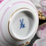 34 Teile Meissen Kaffeeservice "Indisch Purpur" mit reicher Malerei, goldstaffiert, bestehend aus: Kaffeekanne (H. 24cm), 13 Teller (Ø 20,5cm), 13 Tassen/15 UT (H. 6,7cm, 3x Pfeifferzeit), 2 Teile Zucker und Ra… - Foto 4