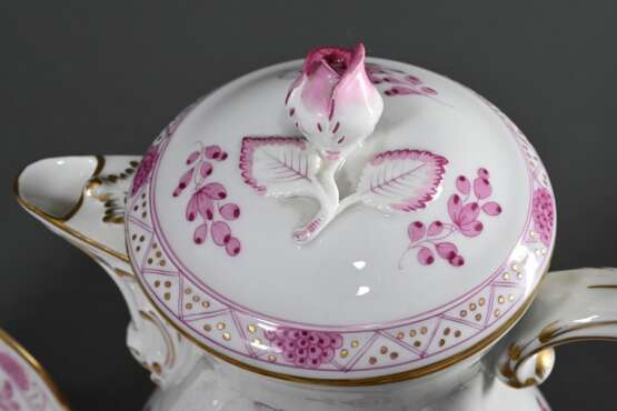 34 Teile Meissen Kaffeeservice "Indisch Purpur" mit reicher Malerei, goldstaffiert, bestehend aus: Kaffeekanne (H. 24cm), 13 Teller (Ø 20,5cm), 13 Tassen/15 UT (H. 6,7cm, 3x Pfeifferzeit), 2 Teile Zucker und Ra… - Foto 5