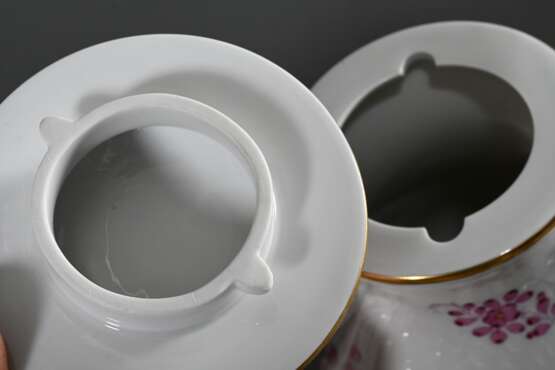 34 Teile Meissen Kaffeeservice "Indisch Purpur" mit reicher Malerei, goldstaffiert, bestehend aus: Kaffeekanne (H. 24cm), 13 Teller (Ø 20,5cm), 13 Tassen/15 UT (H. 6,7cm, 3x Pfeifferzeit), 2 Teile Zucker und Ra… - Foto 6