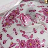 34 Teile Meissen Kaffeeservice "Indisch Purpur" mit reicher Malerei, goldstaffiert, bestehend aus: Kaffeekanne (H. 24cm), 13 Teller (Ø 20,5cm), 13 Tassen/15 UT (H. 6,7cm, 3x Pfeifferzeit), 2 Teile Zucker und Ra… - Foto 7