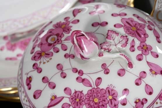 34 Teile Meissen Kaffeeservice "Indisch Purpur" mit reicher Malerei, goldstaffiert, bestehend aus: Kaffeekanne (H. 24cm), 13 Teller (Ø 20,5cm), 13 Tassen/15 UT (H. 6,7cm, 3x Pfeifferzeit), 2 Teile Zucker und Ra… - Foto 7