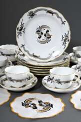 12 Teile Meissen Kaffeegedecke &quot;Schwarzer Reicher Hofdrache&quot;, Porzellan polychrom und goldstaffiert, bestehend aus: 6 Kuchenteller (Ø 21,5cm) und 6 Kaffeetassen/UT (Ø 6,5cm), dazu 6 Klapperdeckchen
