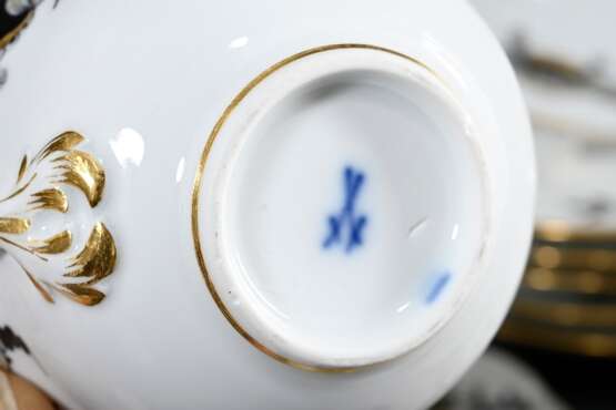 12 Teile Meissen Kaffeegedecke "Schwarzer Reicher Hofdrache", Porzellan polychrom und goldstaffiert, bestehend aus: 6 Kuchenteller (Ø 21,5cm) und 6 Kaffeetassen/UT (Ø 6,5cm), dazu 6 Klapperdeckchen - photo 3