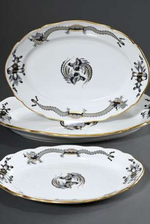 3 Diverse ovale Meissen Platten "Schwarzer Reicher Hofdrache", Porzellan polychrom und goldstaffiert, 24,5x18cm / 29x25,5cm / 35x25cm - photo 1