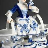 Meissen Gewürzmenage mit Gärtnerkind auf zwei Körben sitzend, Unterglasurblau und naturalistisch staffiert, Entw.: Johann Joachim Kaendler 1759/1764, Modell Nr. 73035, Maler Nr. 31, 12,7x14,5x8cm - photo 1