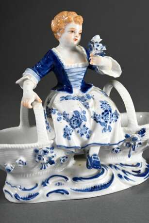 Meissen Gewürzmenage mit Gärtnerkind auf zwei Körben sitzend, Unterglasurblau und naturalistisch staffiert, Entw.: Johann Joachim Kaendler 1759/1764, Modell Nr. 73035, Maler Nr. 31, 12,7x14,5x8cm - photo 1