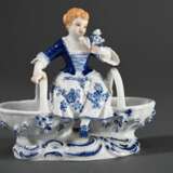 Meissen Gewürzmenage mit Gärtnerkind auf zwei Körben sitzend, Unterglasurblau und naturalistisch staffiert, Entw.: Johann Joachim Kaendler 1759/1764, Modell Nr. 73035, Maler Nr. 31, 12,7x14,5x8cm - photo 2