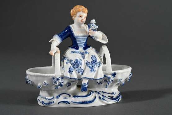 Meissen Gewürzmenage mit Gärtnerkind auf zwei Körben sitzend, Unterglasurblau und naturalistisch staffiert, Entw.: Johann Joachim Kaendler 1759/1764, Modell Nr. 73035, Maler Nr. 31, 12,7x14,5x8cm - photo 2