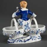 Meissen Gewürzmenage mit Gärtnerkind auf zwei Körben sitzend, Unterglasurblau und naturalistisch staffiert, Entw.: Johann Joachim Kaendler 1759/1764, Modell Nr. 73035, Maler Nr. 31, 12,7x14,5x8cm - photo 3