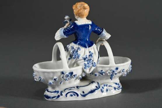 Meissen Gewürzmenage mit Gärtnerkind auf zwei Körben sitzend, Unterglasurblau und naturalistisch staffiert, Entw.: Johann Joachim Kaendler 1759/1764, Modell Nr. 73035, Maler Nr. 31, 12,7x14,5x8cm - photo 3